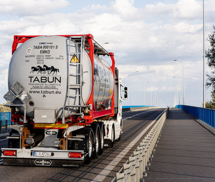 Wynajem zbiorników kontenerowych do transportu i magazynowania ładunków płynnych